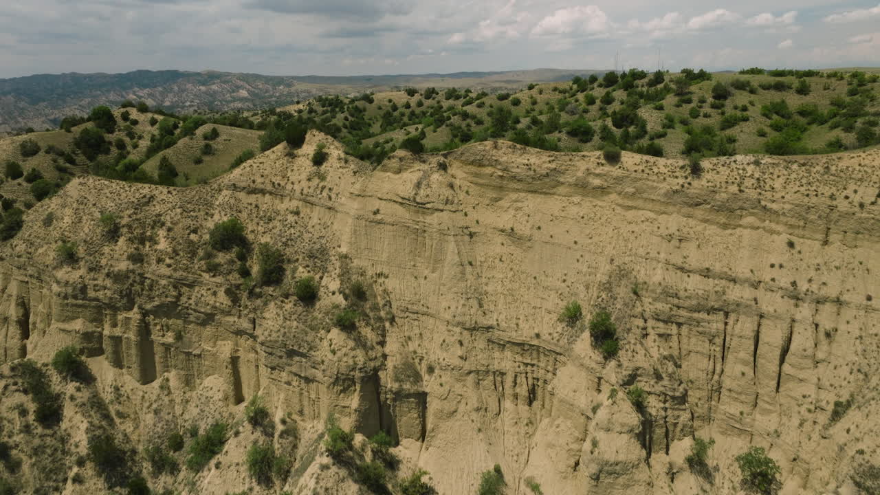 acantilado árido del desierto de arena y estepa montañosa con vegetación tupida, georgia