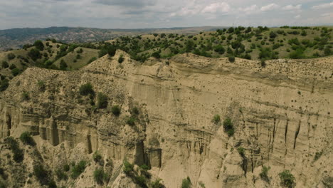 Trockene-Sandwüstenklippe-Und-Hügelige-Steppe-Mit-Buschiger-Vegetation,-Georgia