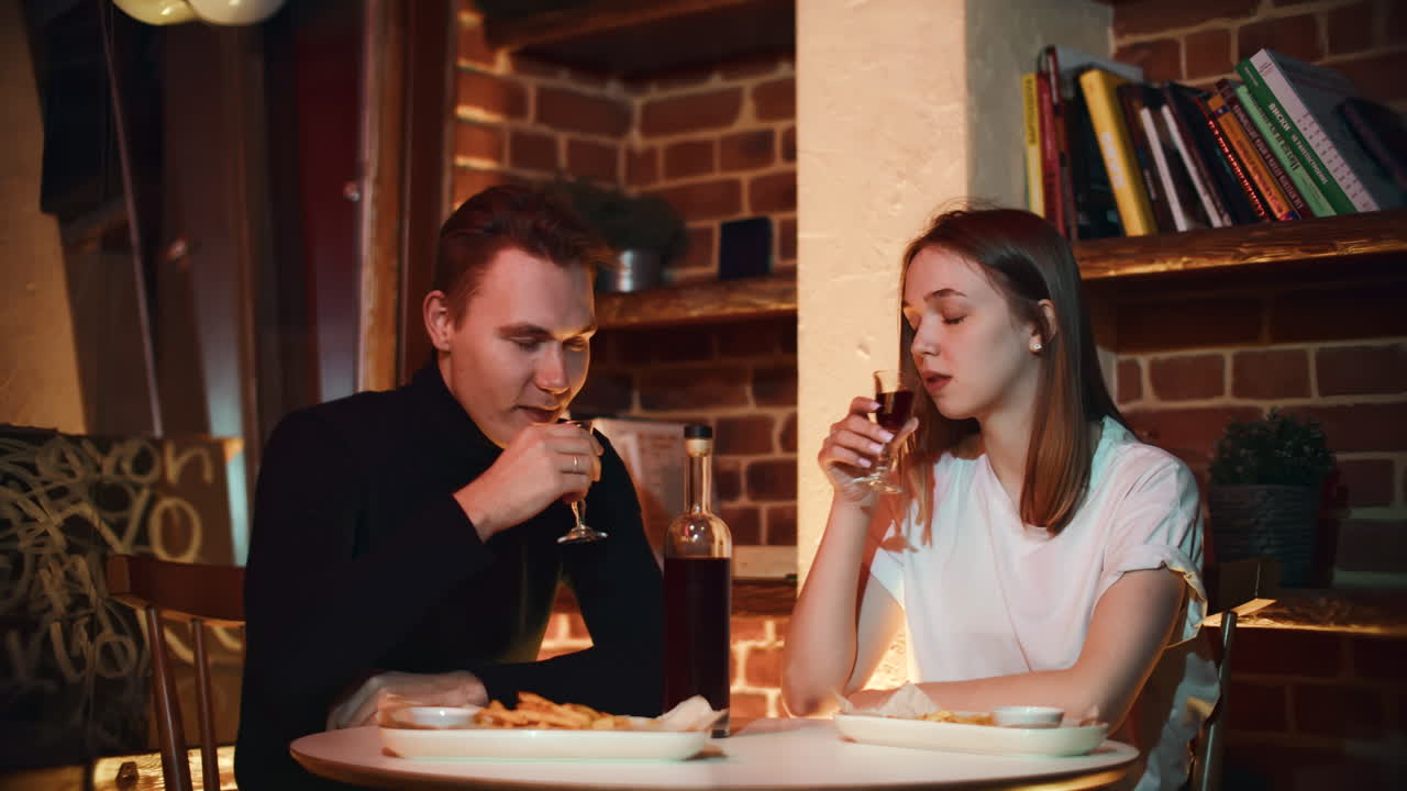 커플 이 카페 에서 만적 인 저녁 식사를 즐기고 있다