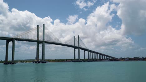 toma panorámica derecha del puente newton navarro, el puente atirantado más grande de brasil