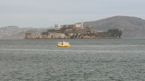 bote pequeño que pasa por la isla de alcatraz