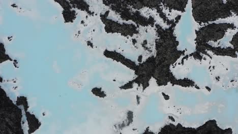 antena de arriba hacia abajo sobre una piscina geotérmica natural con contenido de sílice blanca
