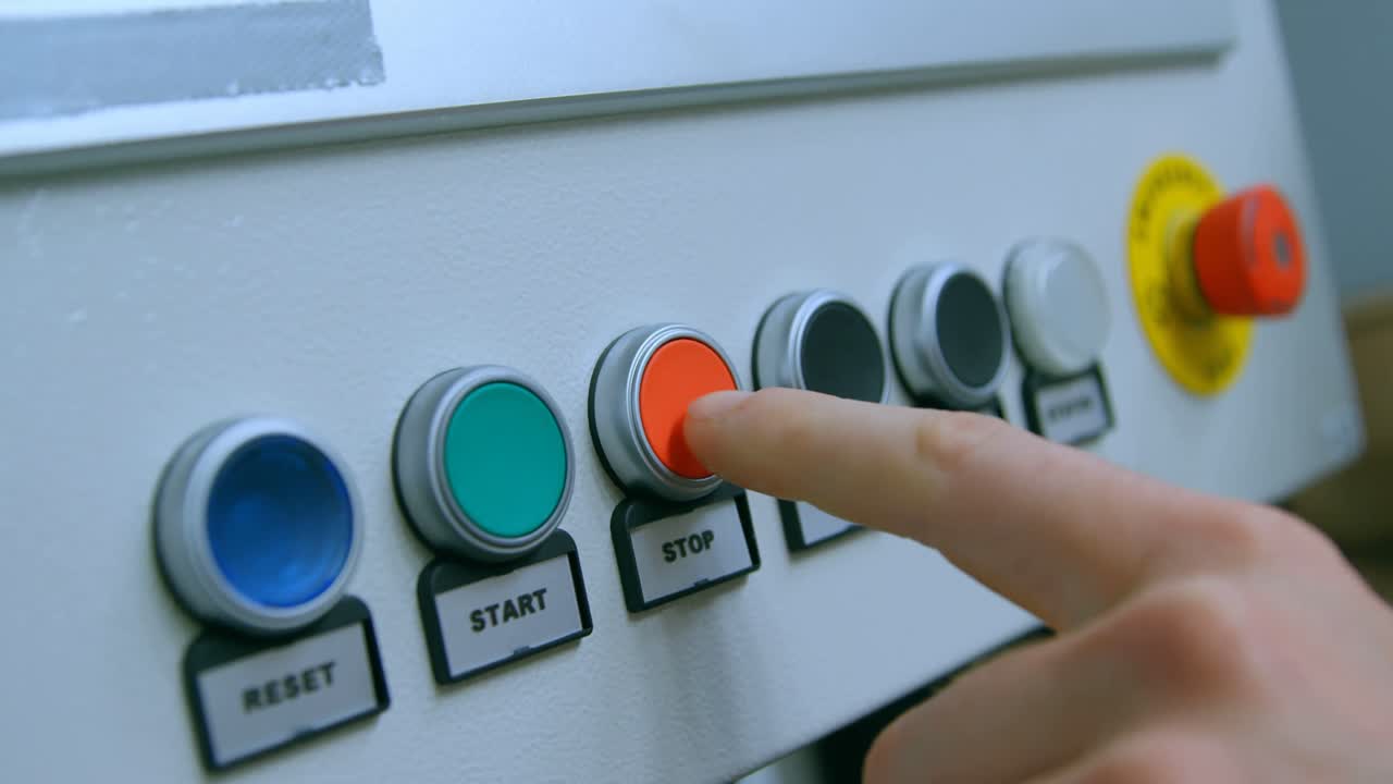 ingeniero robótico presionando el botón del panel de control 4k