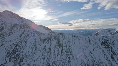 Imágenes-De-Drones-De-Las-Montañas-Nevadas-De-Los-Pirineos-Con-El-Sol-Y-Las-Nubes