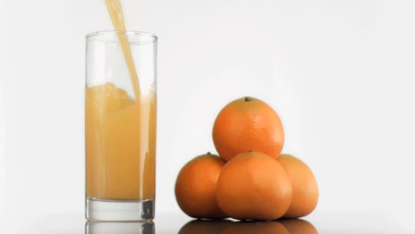 Orangensaft-Wurde-In-Superzeitlupe-Eingeschenkt