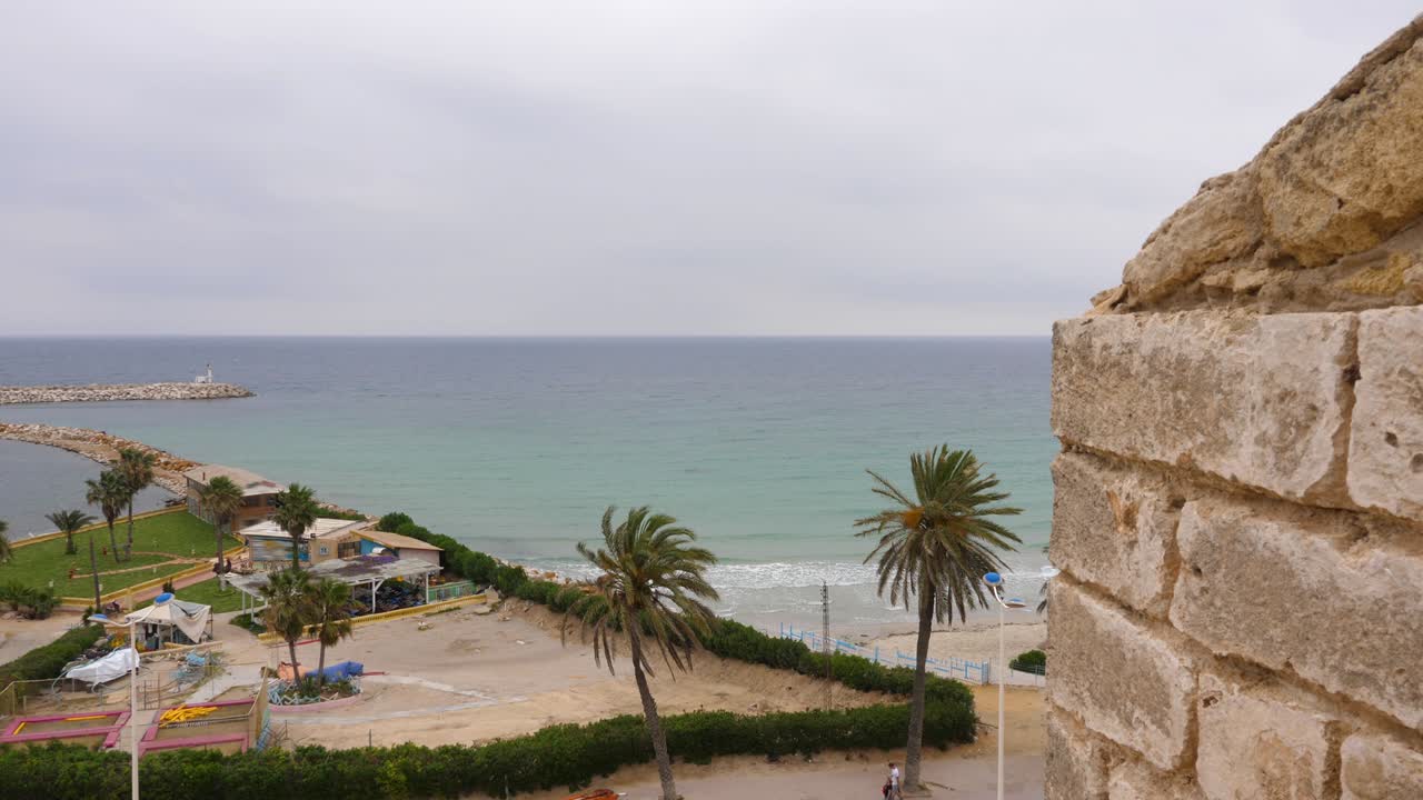 frente al mar con playa y mar ondulado en la ciudad de monastir, túnez