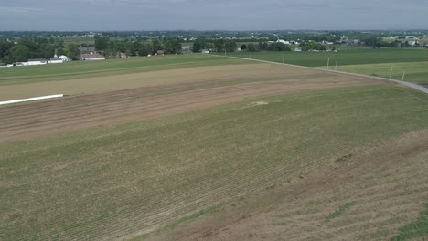 Vista-Aérea-De-Un-Granjero-Amish-Sembrando-Su-Campo-Con-6-Caballos