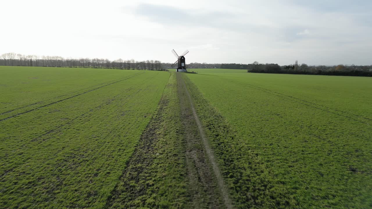 피트스톤 풍차 농촌 버킹엄셔 내셔널 트러스트 랜드마크를 향한 농업 현장 트레일을 따라가는 조감도