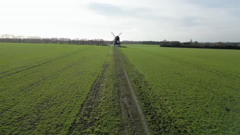 vista aérea siguiendo el camino del campo agrícola hacia el molino de viento pitstone rural buckinghamshire national trust landmark