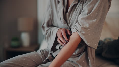 mujer en pijama relajándose en la cama