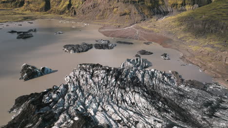 poussée aérienne à l'approche de l'étang rempli de limon créé par le recul des glaciers, islande