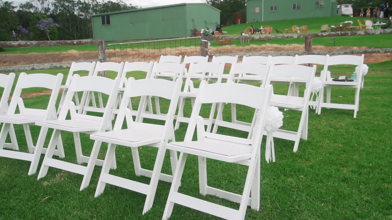 sillas en filas para una ceremonia de boda al aire libre en el césped - disparo en ángulo alto