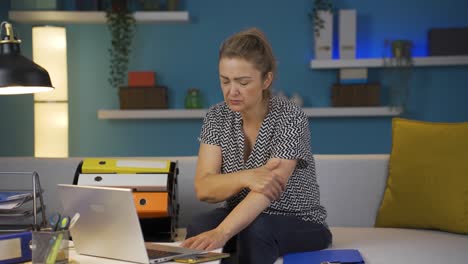 Mujer-Trabajadora-De-Oficina-En-Casa-Que-Sufre-Un-Ataque-Cardíaco.