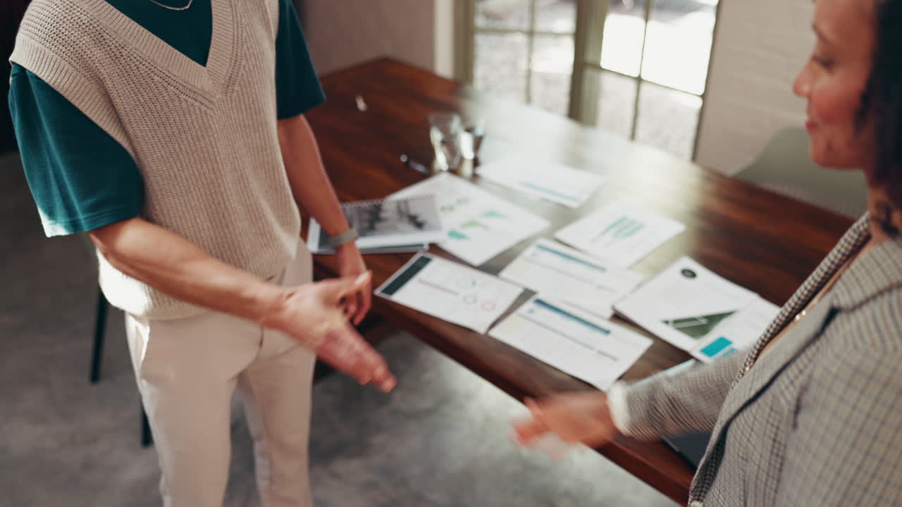 비즈니스 회의와 악수