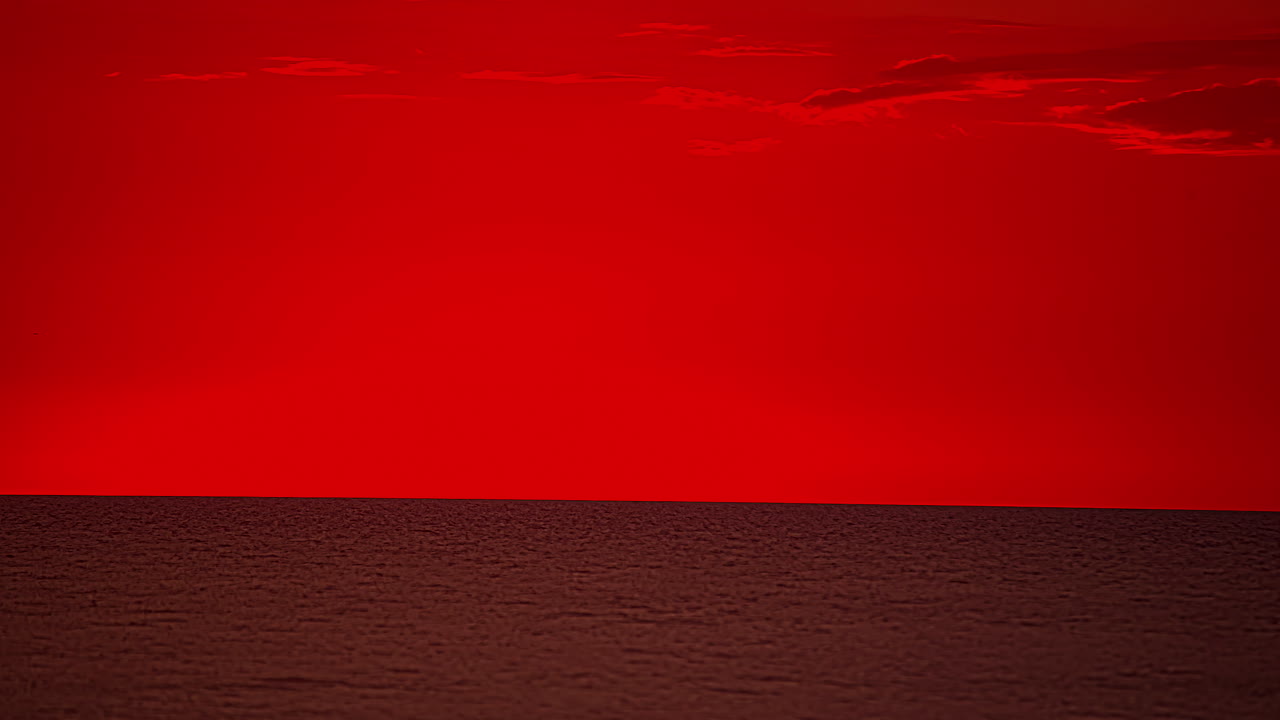 timelapse에 주황색 하늘에 흐르는 주황색 구름과 함께 태양을 봅니다.