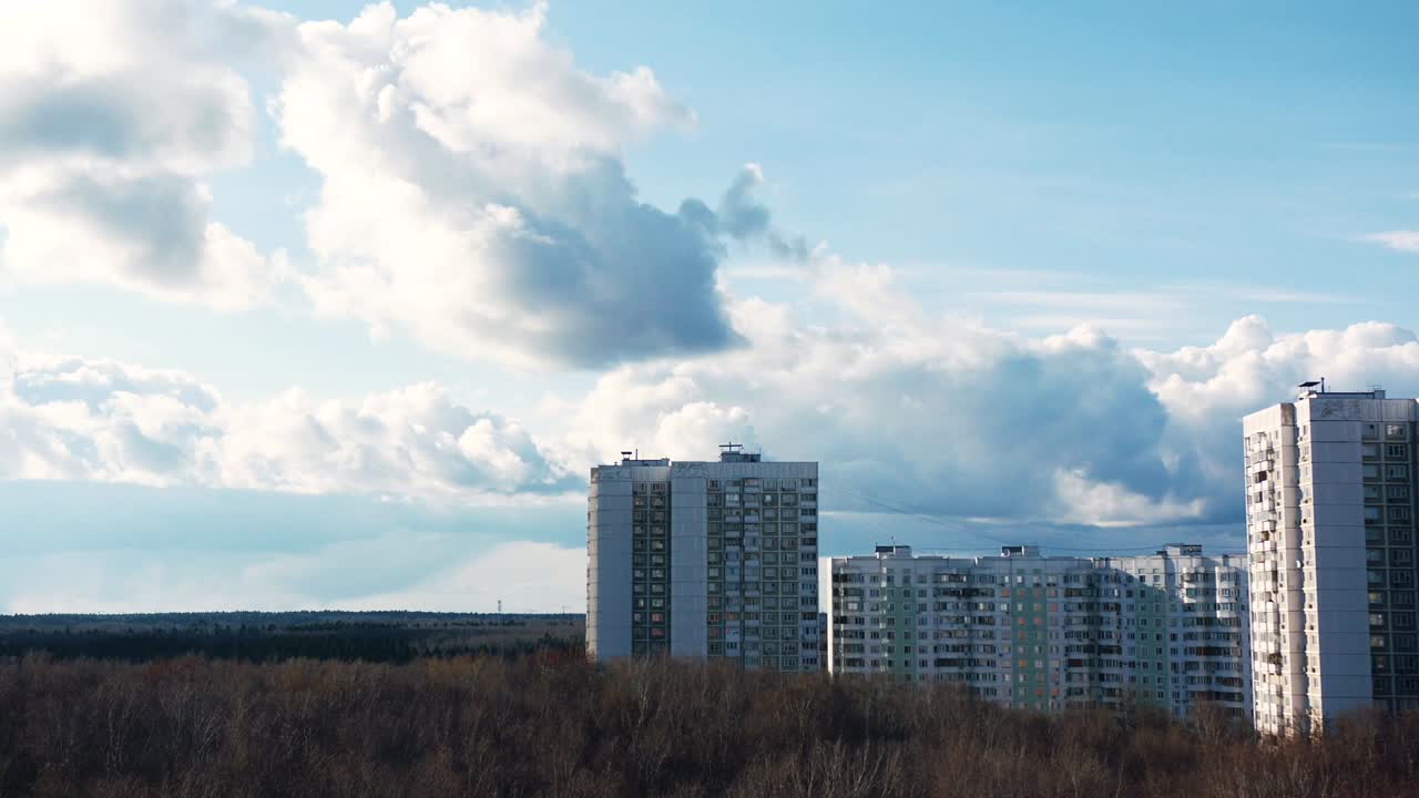 tiempo de las nubes de lluvia. acción. edificios de gran altura en los suburbios cerca de la estepa en el fondo de nubes de rápido movimiento y lluvia que se acerca. tiempo de movimiento de nubes cumulus y lluvia