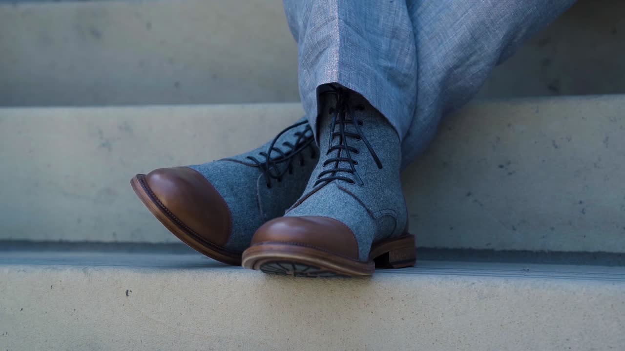 primer plano de los zapatos de los novios sentados en los escalones de su boda