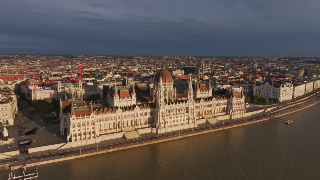 Vista aerea del Palazzo del Parlamento Ungherese e del fiume Danubio a Budapest.