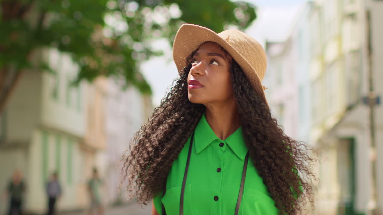 туристка в отпуске в оксфорде, великобритания, исследует город, идущая по улице холивелл к камере 1.