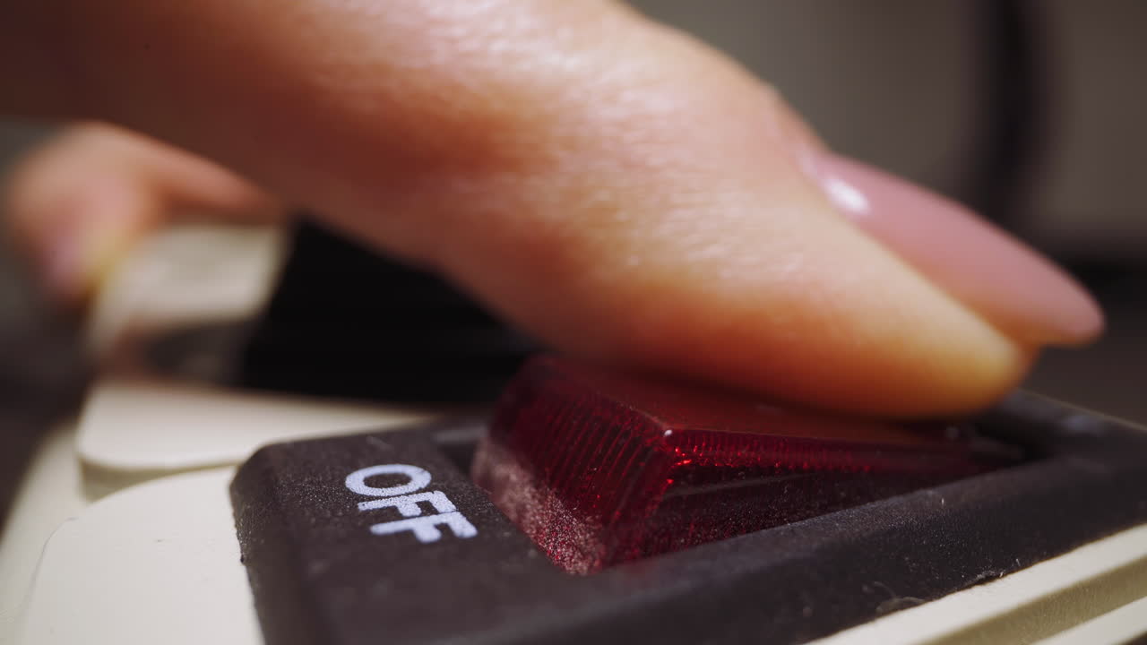 el dedo de la dama presiona la tecla de reinicio para encender el cable de extensión