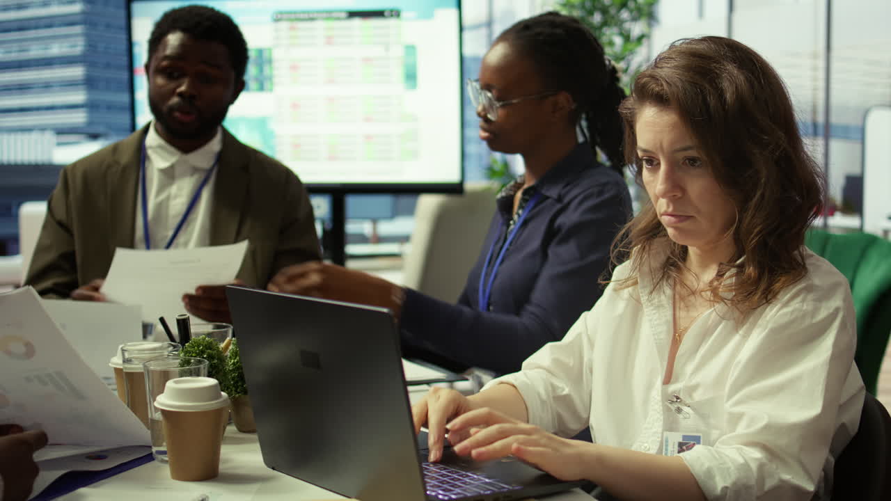 líder del proyecto y su personal realizando una investigación de mercado para los planes de progreso