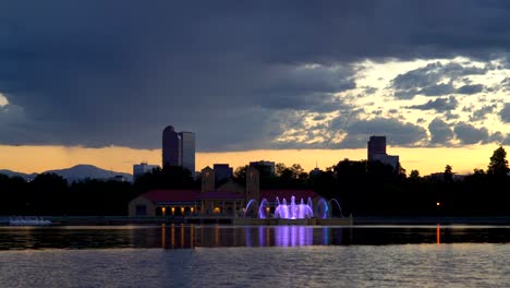 Horizonte-De-Denver-Visto-Desde-El-Parque-De-La-Ciudad,-Denver,-Colorado