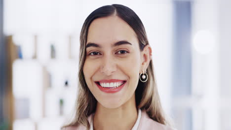 cara, sonrisa y mujer de negocios en la oficina