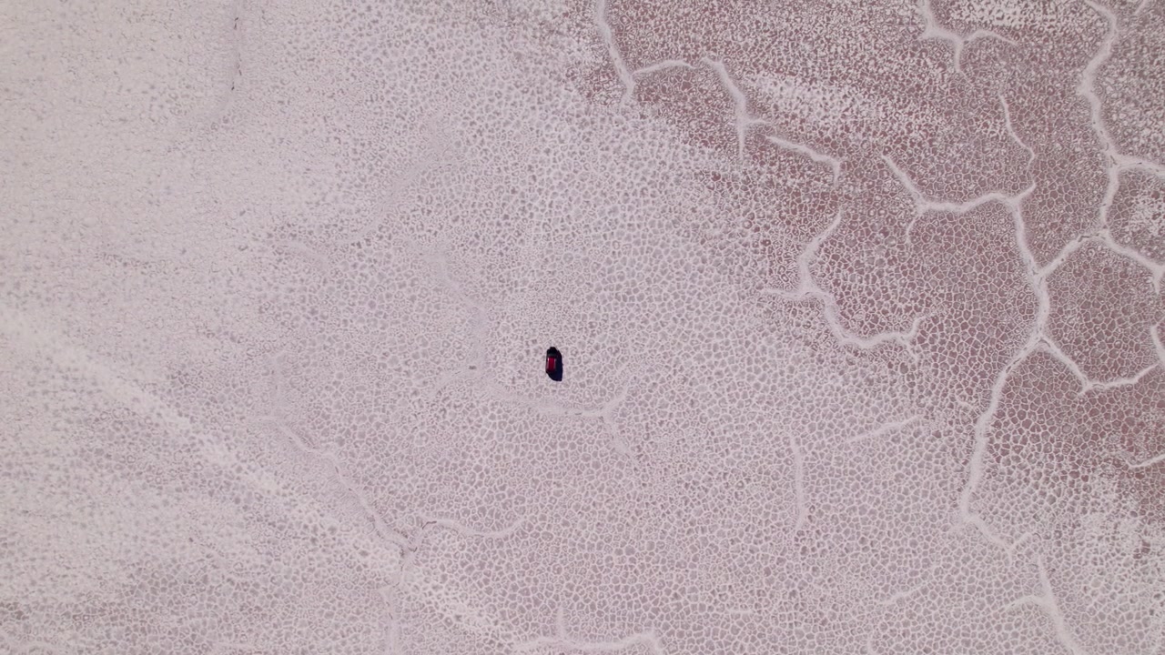 Auto che esplora la vasta distesa di una splendida salina dall'alto