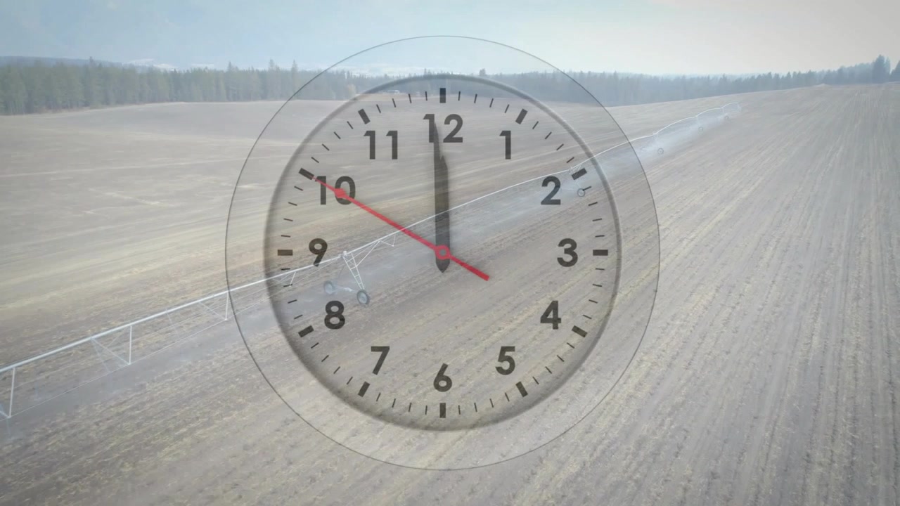 Linha do tempo avançando mostrando relógio girando com ponteiro dos minutos vermelho sobre uma fazenda, monitorando o tempo de irrigação