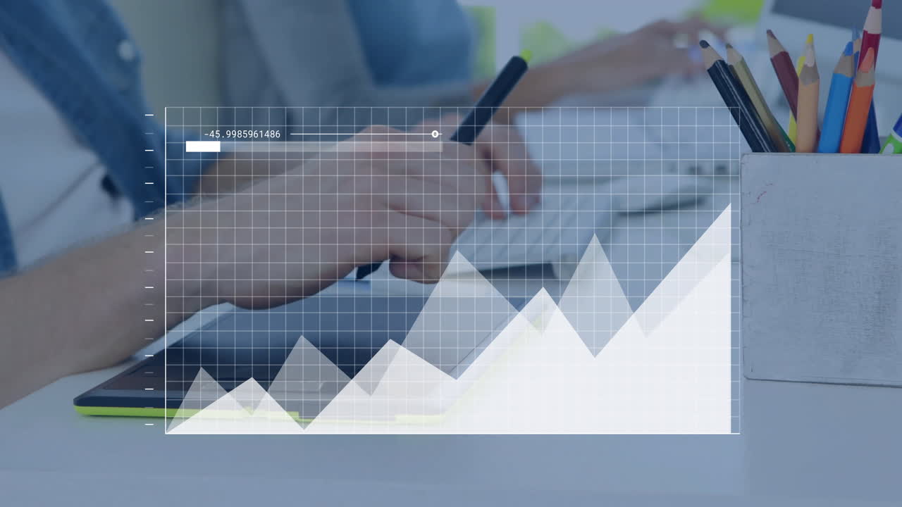 Animation af finansiel databehandling over kaukasisk forretningsmand, der bruger tablet på kontoret