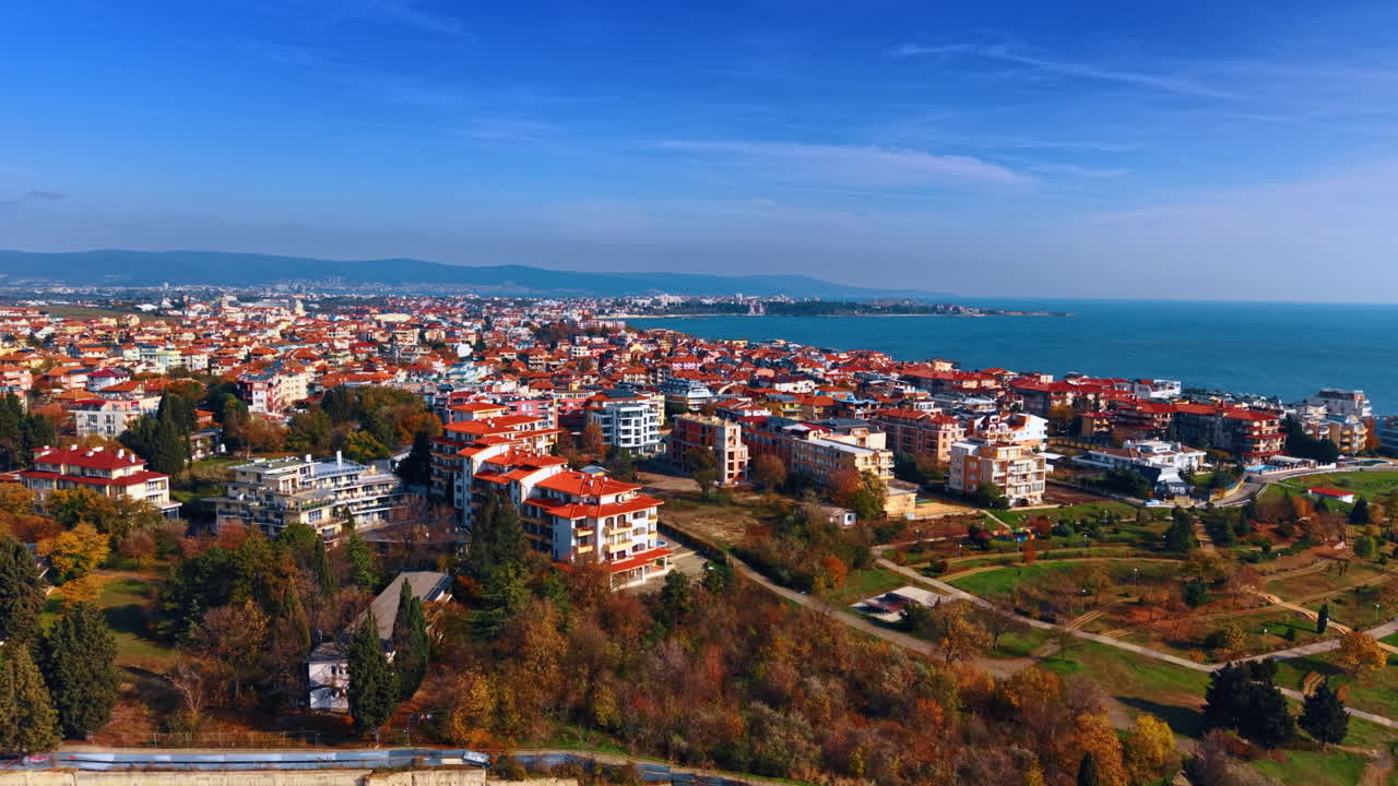 Güneşli bir günde Bulgaristan, Aheloy'un parlak şehir manzarası üzerinde uçuş. Arka planda sıradağlar ve mavi deniz manzarası
