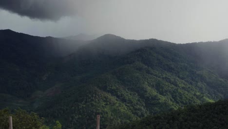 4k hd vista cinematográfica paisaje montañoso nublado y brumoso en mae tang, tailandia