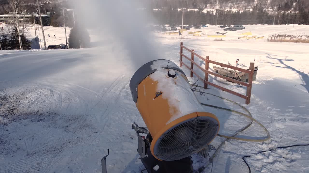 Cannone da neve che produce neve, vista ravvicinata in orbita