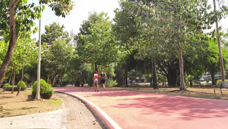 una pareja corriendo en un parque.