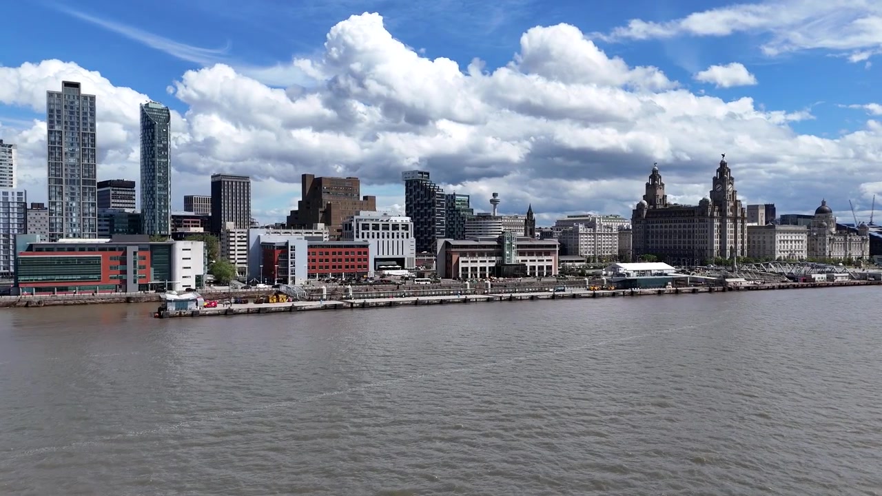 4K droneoptagelser med indzoomning af Liverpools havnefront i Storbritannien.