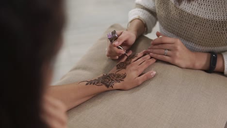 aplicación de diseño de tatuaje de henna