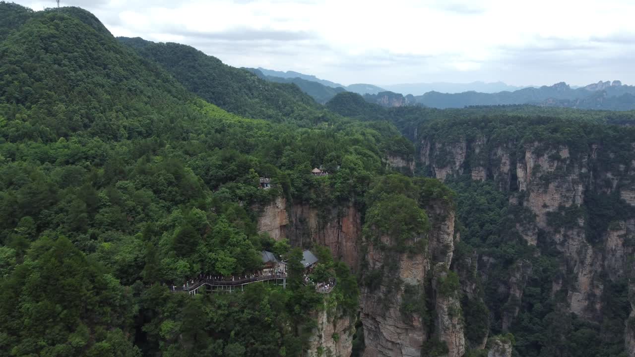 china viajes, turismo, personas que visitan las montañas avatar en el parque nacional zhangjiajie en hunan china