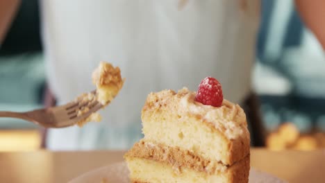 mujer comiendo un pastel