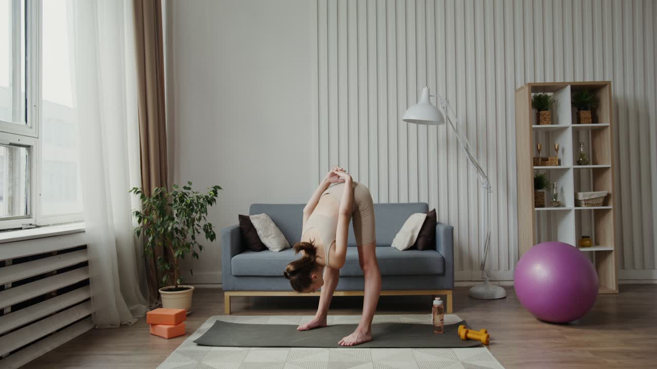 mujer practicando yoga en casa