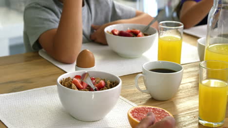 desayuno saludable con café y jugo de naranja