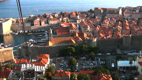 Descenso-Del-Teleférico-Sobre-La-Ciudad-Medieval-De-Dubrovnik,-Croacia