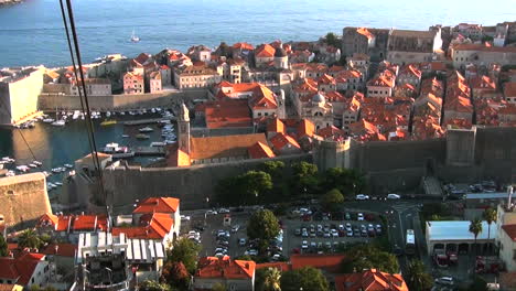 Cable-car-descent-over-the-medieval-city-of-Dubrovnik,-Croatia