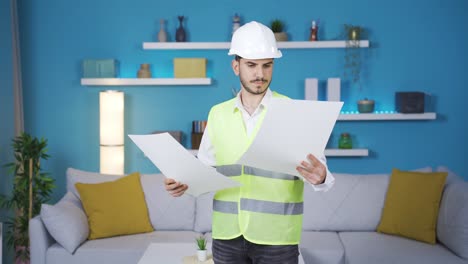 un joven ingeniero cansado volviendo a casa del trabajo.