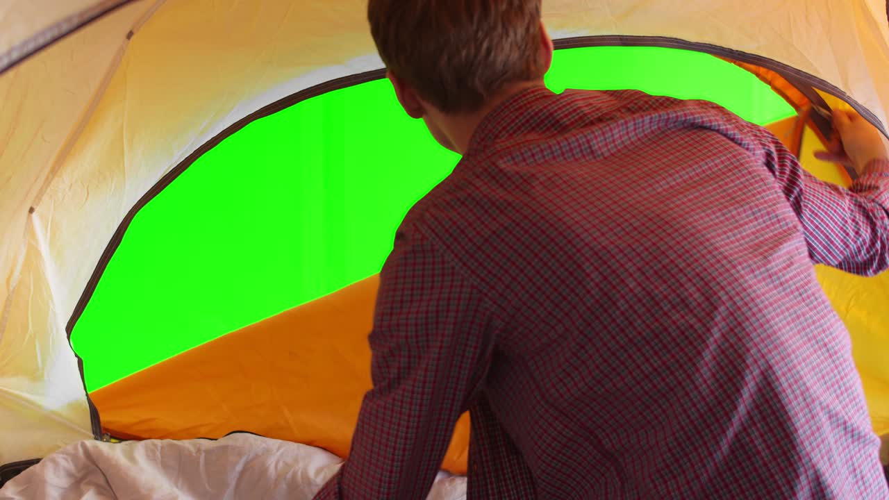 joven abre la tienda y mira la llave de croma, en lugar de fondo, una vista desde el interior de la tienda