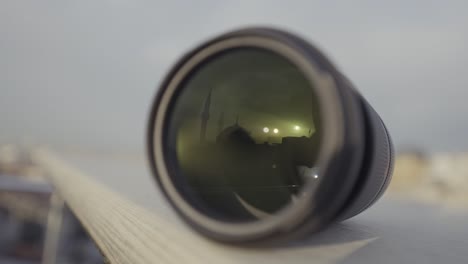 el reflejo de una mezquita en una lente de cámara