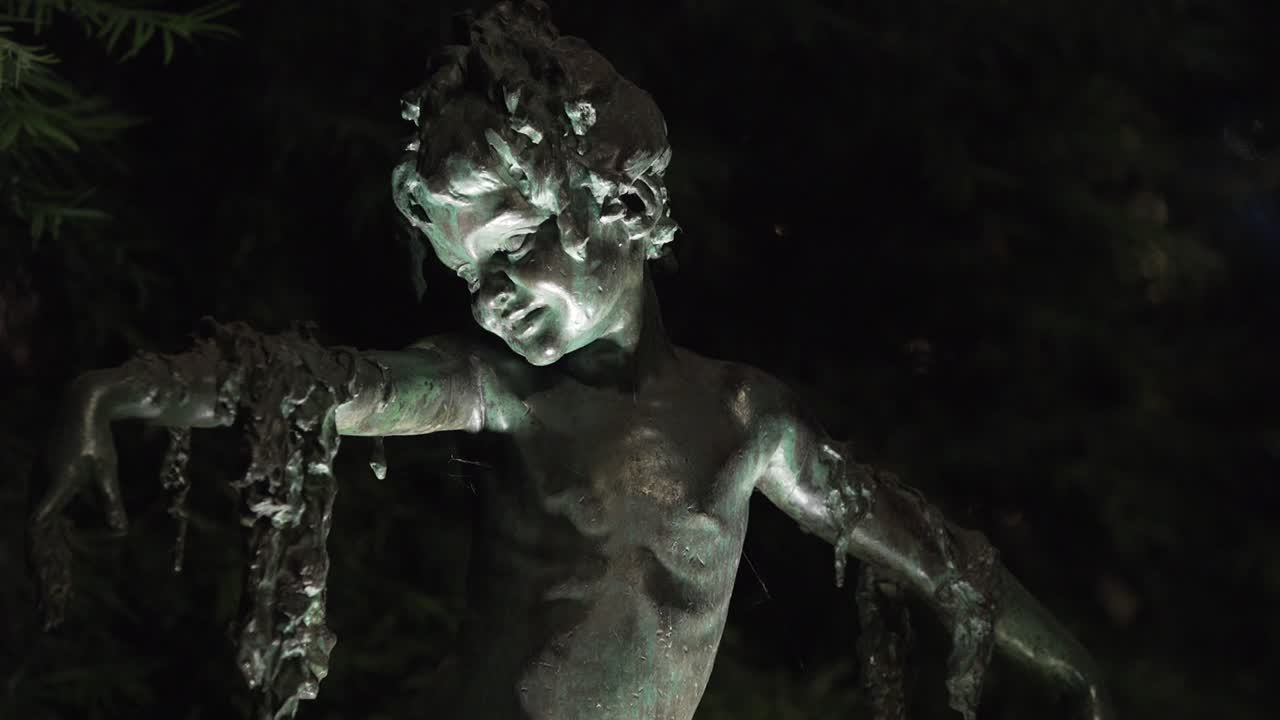 estatua infantil espeluznante en el centro de horticultura del parque fairmount - filadelfia, pa