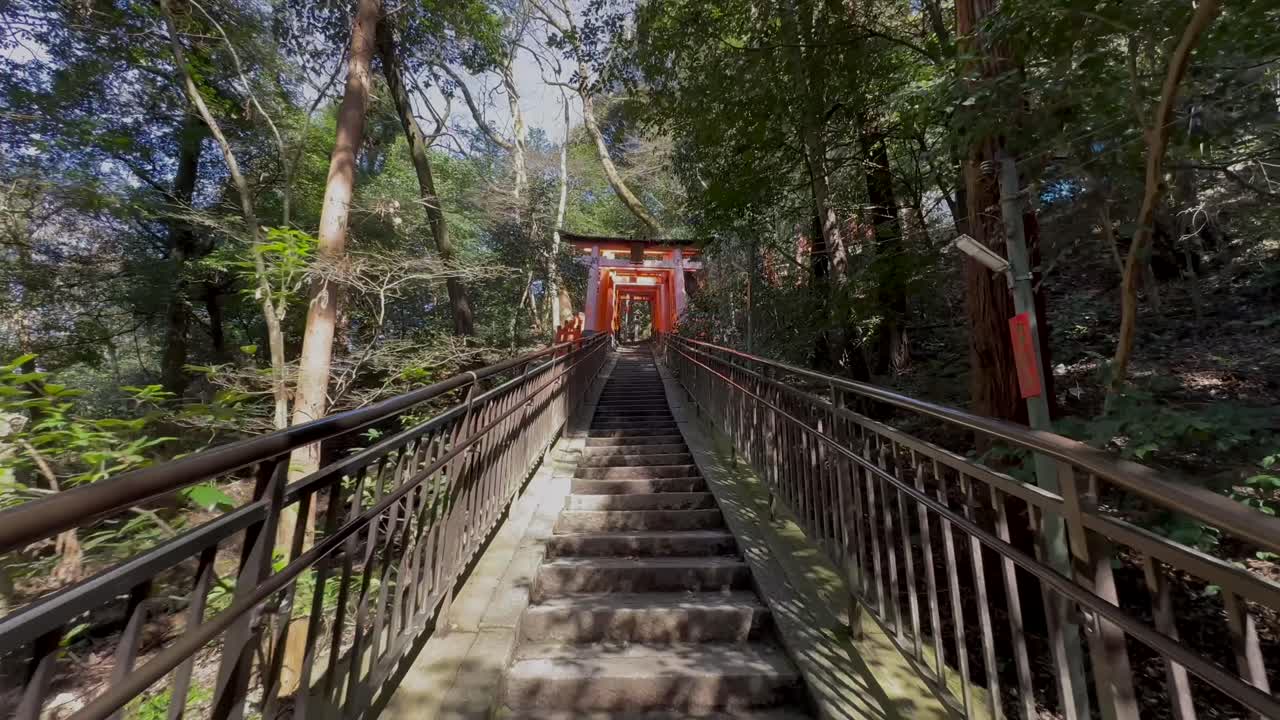 escaleras que conducen a las puertas de fushimi inari taisha en kyoto, japón