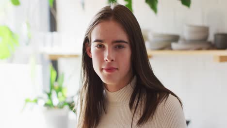 retrato de una feliz mujer transgénero caucásica no binaria