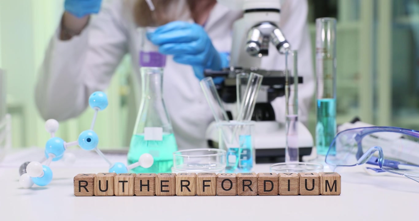 Esperimento di laboratorio sul Rutherfordio condotto utilizzando microscopi e vetreria chimica