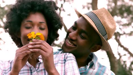 Pareja-Feliz-Con-Ramo-De-Flores